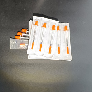 Seringues à insuline 31G 100 unités 8 mm pour usage vétérinaire, seringues à insuline 1 ml, calibre 31, aiguille 8 mm U100 1/4 de calibre - Product Image 1