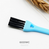 Brosse de nettoyage multifonctionnelle 2-en-1 de 84 mm pour cuisine, grattoir pointu pour couvercles de tasses et joints, nettoyeur à 1 $