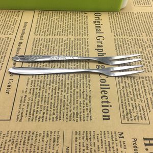 Tenedor de Frutas de Acero Inoxidable de Dos Puntas, Color Plateado, para Fiestas, Uso Infantil - Product Image 4