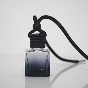 Diffuseur de parfum pour voiture en bois noir en forme de crâne carré dégradé de 8 ml, 10 ml, 15 ml, avec impression sur écran - Product Image 1