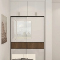 Armoire à portes coulissantes avec finition laquée lisse moderne, portes miroir pleine longueur