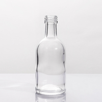 Vente en gros de flacons en verre transparent miniatures de 50 ml avec poignée pour l'alcool, les boissons et la promotion