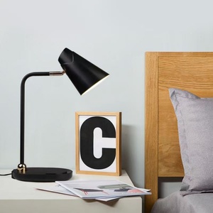 โคมไฟตั้งโต๊ะ LED สีดำพรีเมียมทันสมัย สำหรับห้องนอน อ่านหนังสือ โรงแรม ตกแต่ง ปลั๊กอิน ป้องกันดวงตา ดีไซน์เรียบง่าย ปรับได้ - Product Image 3