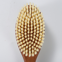 Éponge de douche double face en poils de sanglier et nylon, en bois de lotus peint châtain, avec deux inserts antidérapants bleus et corde de suspension