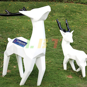 Sculpture de cerf en fibre de verre Libit, ornement de jardin extérieur personnalisé, forme animale autoportante, finition peinte - Product Image 3