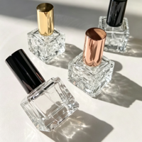 Flacon de parfum transparent carré avec facettes géométriques