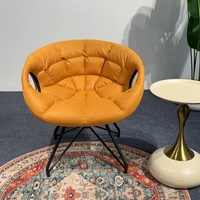 Fauteuil d'appoint moderne rembourré 8022 avec poignée ajourée, pieds en métal et coussin moelleux, chaise longue individuelle pour salon