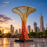 Grande sculpture en spirale en acier inoxydable éclairée par LED, motif tour torsadée, bleu et or, avec boule en maille creuse multi-anneaux, pour repère de place publique, personnalisable