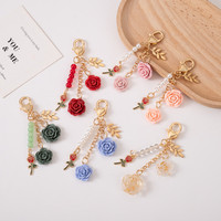 Porte-clés en résine en forme de rose avec pendentif pompon pour femmes et filles - Accessoire de mode durable et écologique
