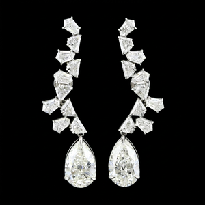 Pendientes colgantes de diamantes talla pera en oro blanco con corte escudo y diamantes de acento personalizados, pendientes de lujo llamativos para novia - Product Image 1