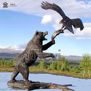 트레비 인기 야생 동물 조각상 실물 크기 청동 곰이 독수리와 싸우는 조각 - Product Image 6