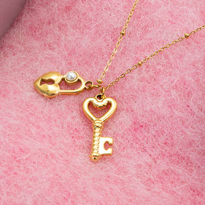 J & D Collar de acero inoxidable chapado en oro de 18 quilates Collar con colgante de llave de bloqueo de corazón de perla acrílica minimalista - Product Image 5