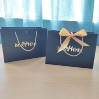 Sac cadeau en papier noir de luxe avec logo personnalisé en feuille d'or et poignée en ruban, emballage boutique pour le shopping