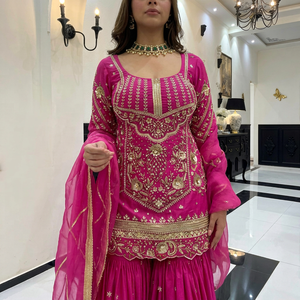 Ensemble Salwar Kameez brodé long en tissu floral rose pour femmes, tenue ethnique traditionnelle en 3 pièces pour mariage et fête - Product Image 1