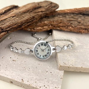 Relojes de Mujer de Nuevo Estilo: Relojes de Cuarzo Modernos, Sencillos y Personalizados con Cadenas en Forma de Corazón, Venta al Por Mayor de Fábrica - Product Image 3