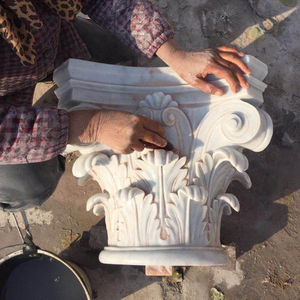 Colonna in Marmo Bianco Naturale Romano con Design Vivace Intagliato a Mano - Product Image 3