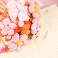 Stylo Gel Promotionnel O&Q en Gros, Mignon, pour Cadeau, Papeterie, avec Logo Personnalisé, en Caoutchouc et Tissu, Motif Fleur Magnifique, Style Luxe 0,5 mm