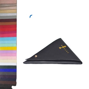 Monedero Triangular de Microfibra de Alta Gama con Botón y Logotipo Personalizado en Dorado - Product Image 3