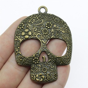Colgante <span class=keywords><strong>de</strong></span> Calavera Floral <span class=keywords><strong>de</strong></span> Azúcar 66x49mm <span class=keywords><strong>de</strong></span> Aleación <span class=keywords><strong>de</strong></span> Zinc Plateado Antiguo para Decoración <span class=keywords><strong>de</strong></span> Altar del Día <span class=keywords><strong>de</strong></span> <span class=keywords><strong>Muertos</strong></span> - Product Image 3