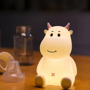 Petite veilleuse créative en silicone non polaire à gradation dessin animé bébé vache compagnon de chevet lumière LED pour dormir