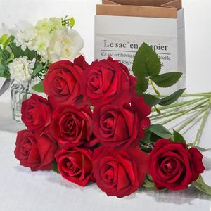 Vente en gros de fleurs artificielles en soie synthétique de haute qualité, roses rouges en velours à toucher réel pour la décoration de mariage - Product Image 1