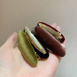 Französische Retro High-End Haar klauen Elegante junge Dame gebrochenes Haar Pony <span class=keywords><strong>Clips</strong></span> einfarbig Samt oval Schwamm Brot Haar Krallen - Product Image 3