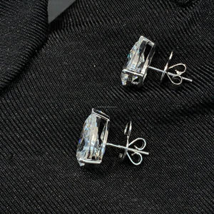 ต่างหูเพชรทรงลูกแพร์ ดีไซน์หรูหรา เพชรเพาะเลี้ยงในห้องปฏิบัติการ ได้รับการรับรองจาก IGI เหมาะสำหรับงานแต่งงาน ของขวัญวันครบรอบ หรืองานเลี้ยงตอนเย็น - Product Image 2