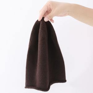 Vente en gros 100% pure laine décontractée chaude <span class=keywords><strong>tricot</strong></span>ée à bord roulé <span class=keywords><strong>pompon</strong></span> bonnets chapeaux pour hommes et femmes hiver extérieur tenue quotidienne - Product Image 4