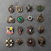 Broches Vintage à la mode Broches Badges décoratifs pour tenues de fête Bijoux en métal avec Logo imprimé pour vêtements et chaussures