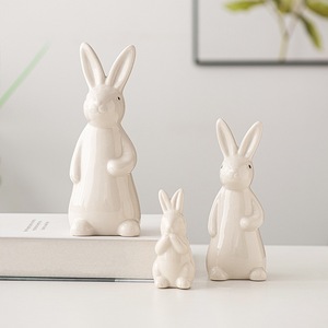 Figurines de lapins en céramique Art Déco faites à la main, ensemble familial de lapins décoratifs, cadeau de Pâques ou d'anniversaire pour elle - Product Image 3