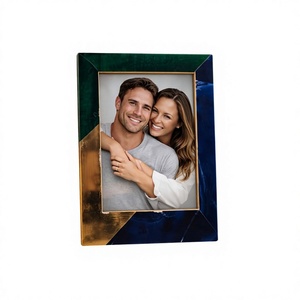 Cadre photo moderne en résine, design rectangulaire à rayures diagonales, à poser sur table, vertical, fait main, décoration d'intérieur, cadre photo personnalisé - Product Image 1