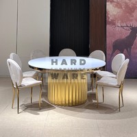 Table et chaises de salle à manger rondes en acier inoxydable avec un design moderne et une construction durable