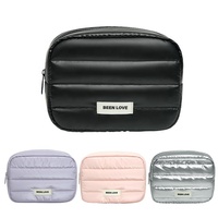 Pochette de maquillage matelassée imperméable avec fermeture éclair et compartiment pour le rangement des articles de toilette en voyage, avec logo personnalisé