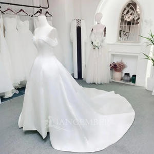 Robe de mariée élégante et moderne AM02 en satin, ornée de sequins, de fleurs, de dentelle longue et d'applications de cristaux pour femme - Product Image 4