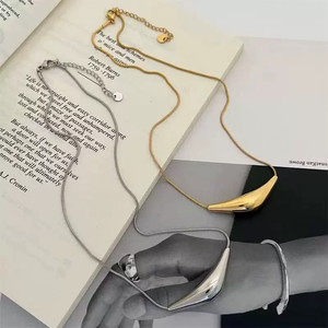 Collar de metal plisado irregular para <span class=keywords><strong>mujer</strong></span>, diseño de nicho de verano, cadena para clavícula, estilo minimalista, gargantilla corta. - Product Image 1