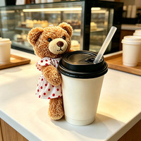 Nouveau 2026 Mini ours en peluche doux avec robe à carreaux, porte-gobelet, ornement pour tasse de café ou de bubble tea, breloque de sac, cadeau