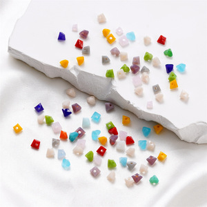 Cuentas de cristal triangulares de colores de 6 mm para hacer pulseras, accesorios de joyería DIY, cuentas de vidrio con agujero, venta al por mayor de fábrica - Product Image 4