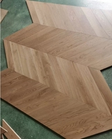 Revêtement de sol d'ingénierie à motif de chevrons abordable Plancher en bois de 15mm de couche d'usure Surface brossée résistante aux rayures pour les maisons