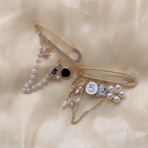 Broche de style Ins haut de gamme broche personnalisée et polyvalente broche perle strass pull corniche accessoire pour femme - Product Image 1