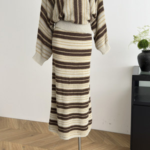 <span class=keywords><strong>Miyu</strong></span> Maßgeschneidertes Basel Sunset Asymmetrisches Gestreiftes Woll-Strickpullover-Set mit Überknie-Hoher Taille Rock Luxuriöses Zweiteiler-Set Damenmode - Product Image 3