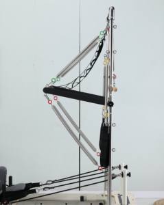 Reformer Pilates multifonctionnel avec tour, doté d'une barre de pieds robuste et d'un système de tour stable, idéal pour les studios de Pilates de prestige - Product Image 6