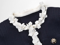 Robe courte moulante en tricot pour femme, élégante, à col rond, manches longues évasées, ornée de fleurs et de perles, avec ceinture