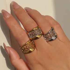 Anillo atrapasueños minimalista de acero inoxidable N & S para mujer, Joyería Moderna de banda hueca de moda chapada en oro de 18 quilates - Product Image 1