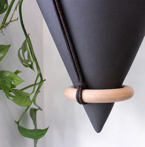 Vente en gros <span class=keywords><strong>pot</strong></span> de fleur moderne pour décoration de jardin intérieur <span class=keywords><strong>pot</strong></span> de fleurs suspendu en céramique noir mat <span class=keywords><strong>avec</strong></span> <span class=keywords><strong>corde</strong></span> - Product Image 4