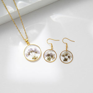 ต่างหูแบบห้อยประดับดอกไม้แห้งแท้ ชุดสร้อยคอพร้อมจี้เรซิ่นสำหรับผู้หญิง - Product Image 5