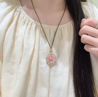 " Lotus rose "   Nouveau collier long en émail doré de style chinois avec relief coloré et filigrane de lotus, accessoire pendentif pour femme