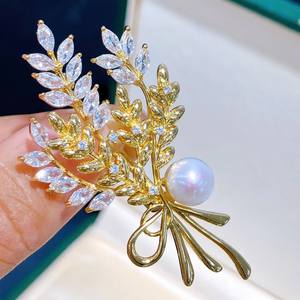 Broche de fleur de poitrine en or 14 carats de la célèbre marque Zhuji, perle d'Akoya avec couleur de blé, bijoux préservant la couleur - Product Image 1