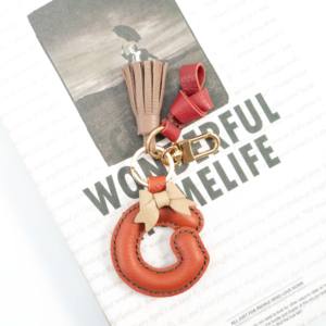Breloque porte-clés en cuir Initiale G avec nœud et détail pompon - Product Image 3