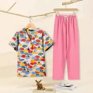 2025 कस्टम लुभावनी अस्पताल नर्सिंग स्क्रब सूट शीर्ष + पैंट त्वचा के अनुकूल थोक सुंदर मुद्रित स्क्रैब वर्दी सेट - Product Image 4