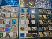 Panneau de plafond en acier inoxydable à effet d'ondulation - Revêtement mural en métal poli miroir pour la décoration des bars et des centres commerciaux